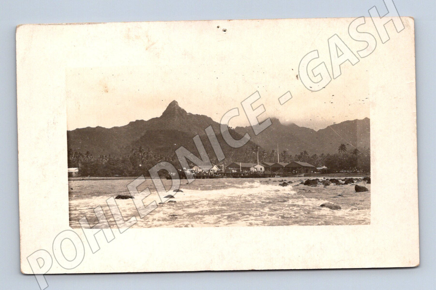 Stará fotografie tropická pobřežní scéna s horami (BM26024)