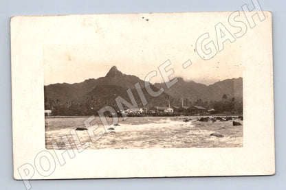 Stará fotografie tropická pobřežní scéna s horami (BM26024)