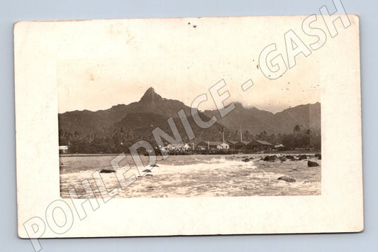 Stará fotografie tropická pobřežní scéna s horami (BM26024)