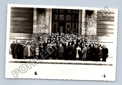 Stará fotografie skupina lidí před budovou BRATISLAVA (BM26227)