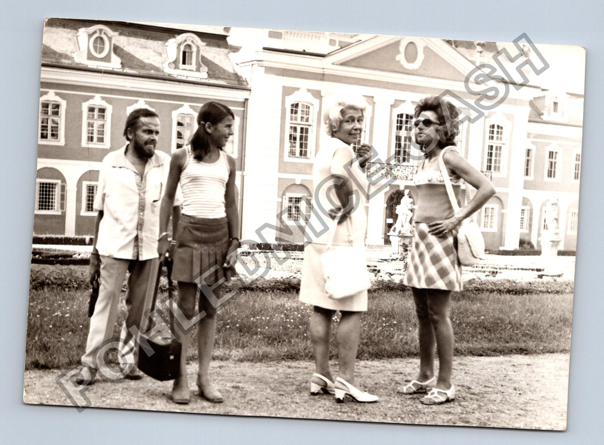 Stará fotografie skupinka před zámkem/palácem (BM26228)