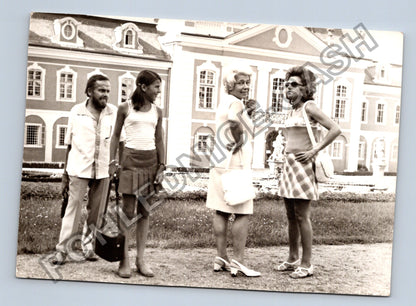 Stará fotografie skupinka před zámkem/palácem (BM26228)