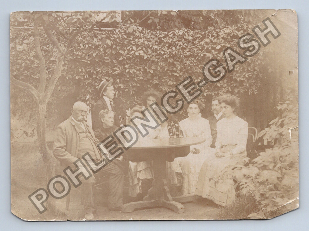 Stará fotografie rodinná skupina venku (BM26230)