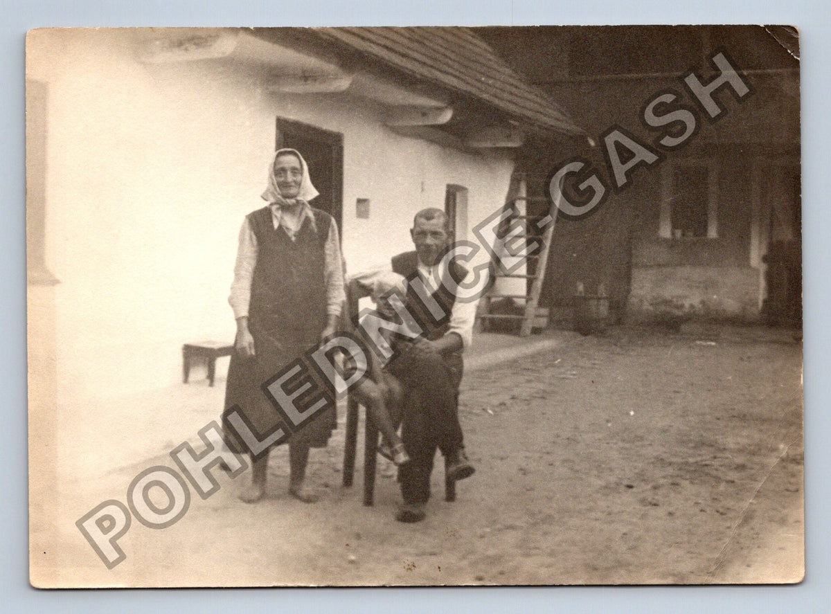 Stará fotografie rodinná scéna před domem (BM26234)