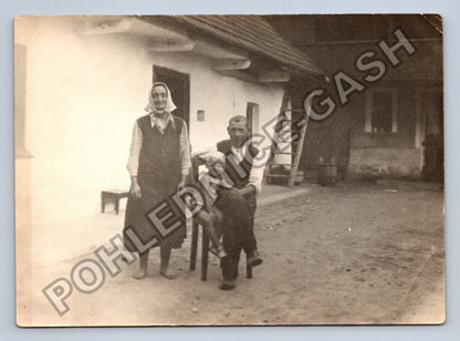 Stará fotografie rodinná scéna před domem (BM26234)
