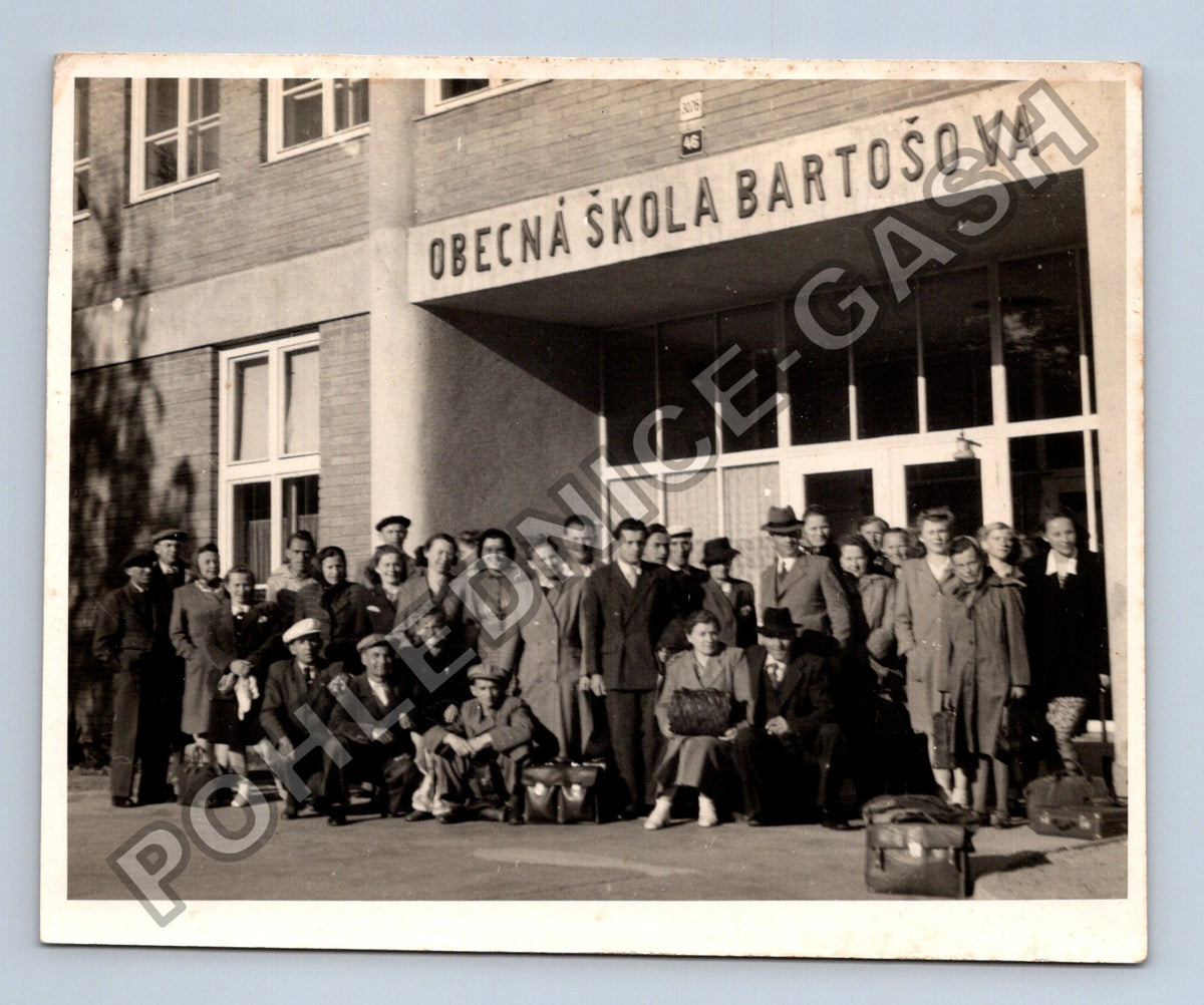 Stará fotografie skupina lidí před Obecnou školou Bartošova (BM26236)