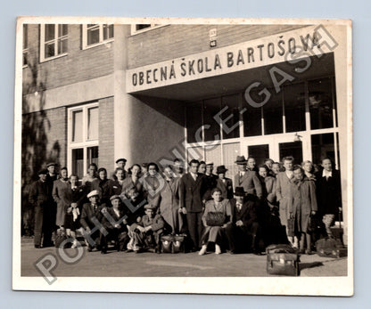 Stará fotografie skupina lidí před Obecnou školou Bartošova (BM26236)