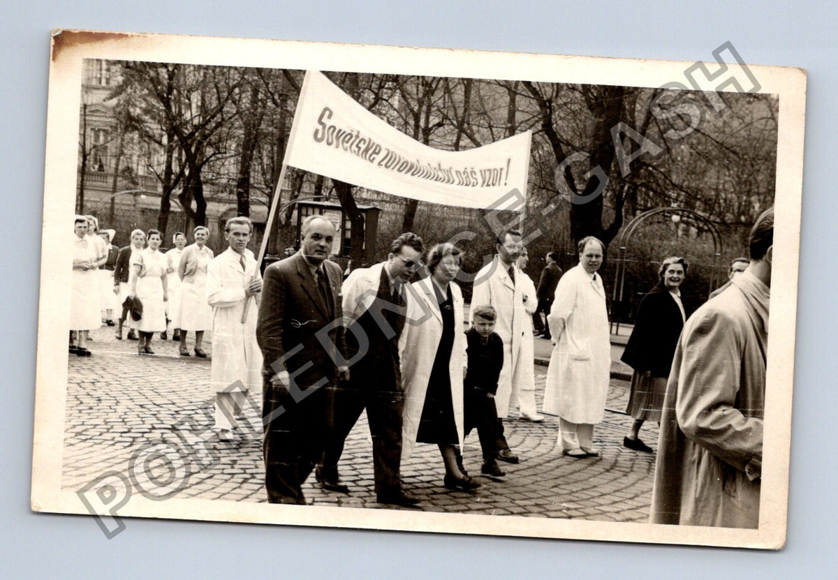Stará fotografie s transparentem Sovetské zdravotnictví (BM26243)