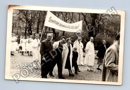 Stará fotografie s transparentem Sovetské zdravotnictví (BM26243)