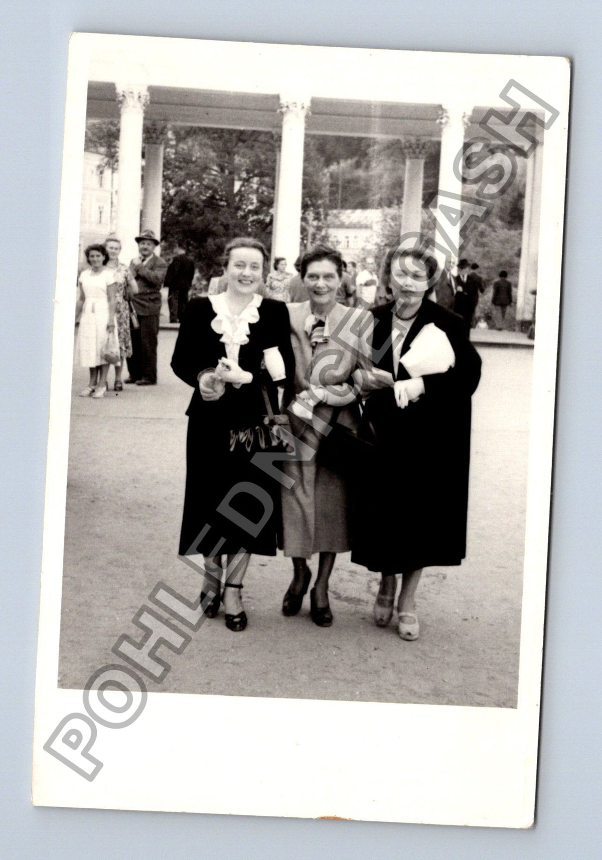 Stará fotografie tří žen venku (BM26244)