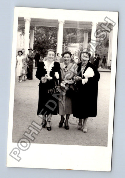 Stará fotografie tří žen venku (BM26244)