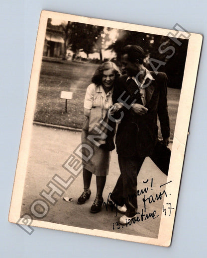 Stará fotografie zamilovaný pár v objetí 1947 (BM26245)