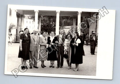Stará fotografie skupina lidí před kolonádou (BM26247)