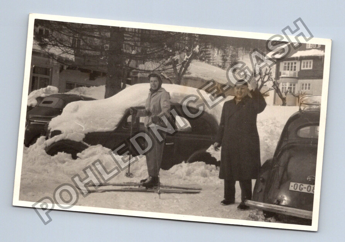 Stará fotografie Brno zimní scéna s párem a auty 1956 (BM26248)