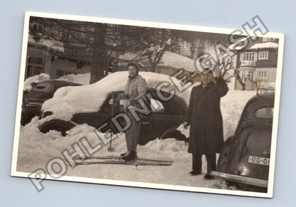 Stará fotografie Brno zimní scéna s párem a auty 1956 (BM26248)