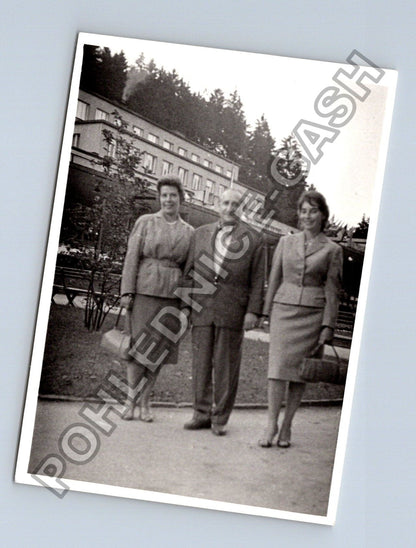 Stará fotografie tři osoby před budovou (BM26250)