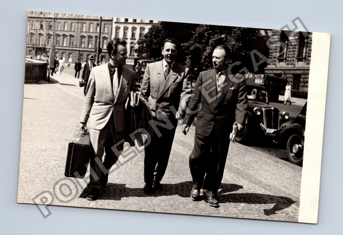 Stará fotografie Praha tři muži s kufrem na ulici (BM26251)