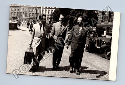 Stará fotografie Praha tři muži s kufrem na ulici (BM26251)