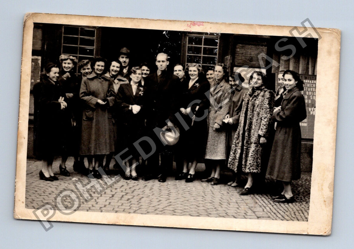 Stará fotografie Praha skupina lidí 1957 (BM26255)