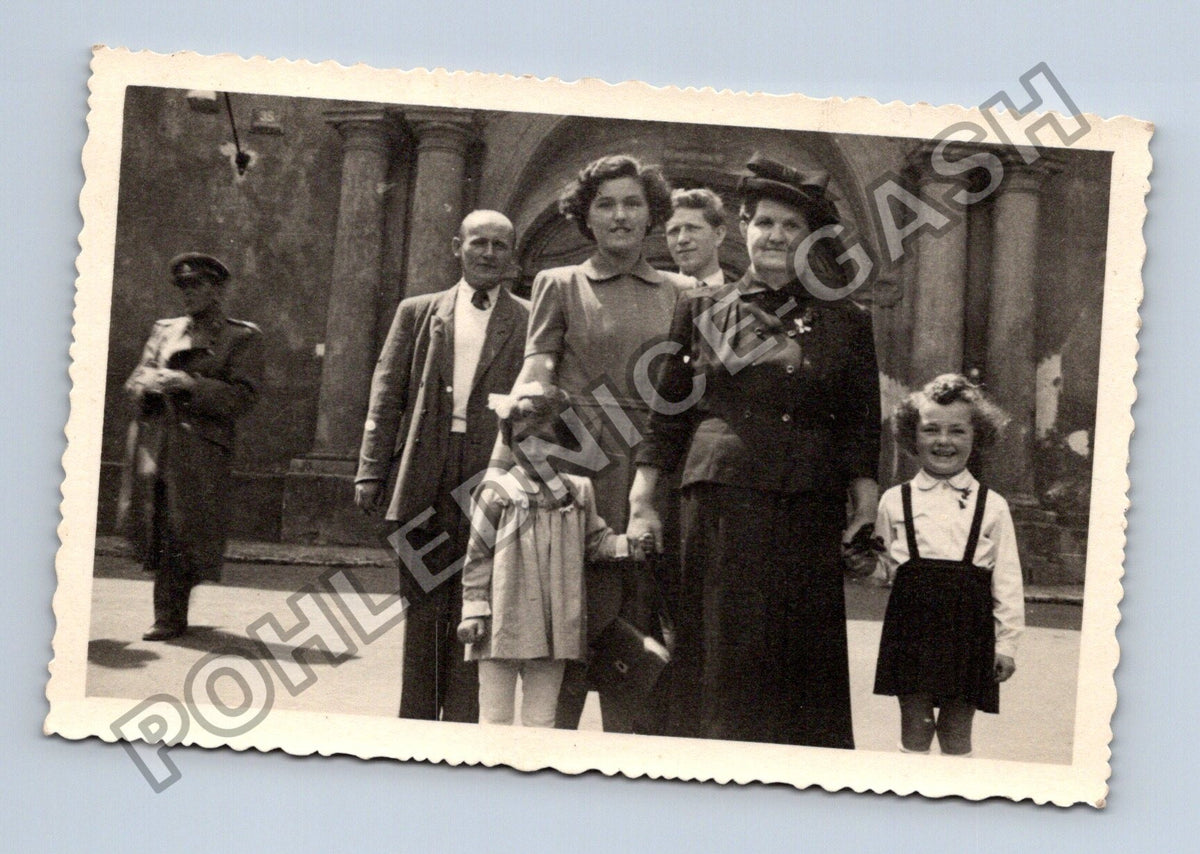 Stará fotografie rodinná skupina před budovou s pilíři (BM26256)