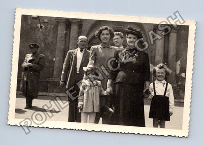 Stará fotografie rodinná skupina před budovou s pilíři (BM26256)