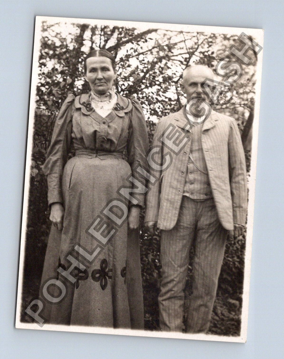 Stará fotografie starší pár venku (BM26257)