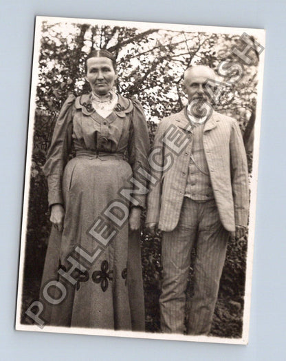 Stará fotografie starší pár venku (BM26257)