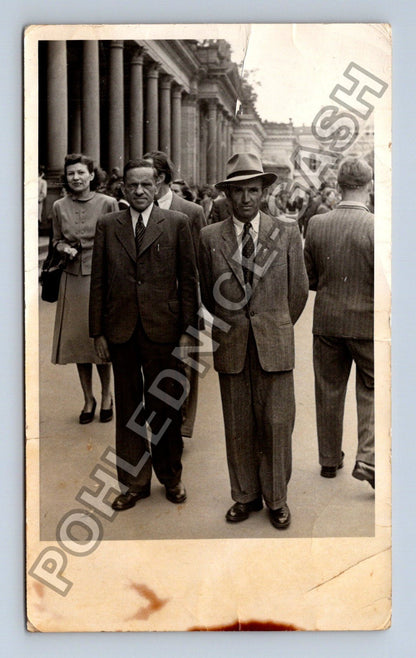 Stará fotografie skupina mužů a žena u budovy (BM26261)
