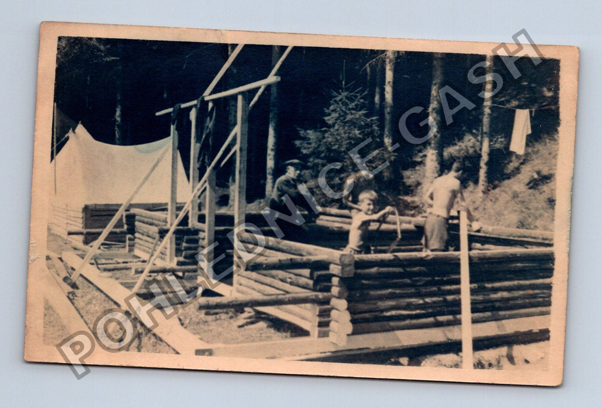 Stará fotografie stavba srubu v lese tábor (BM26270)