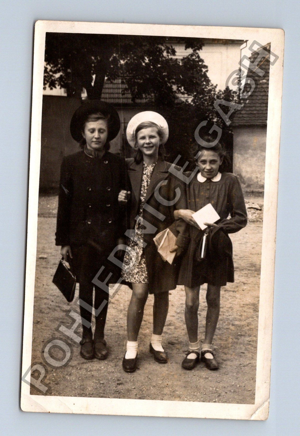 Stará fotografie tři školou povinné dívky s knihami (BM26278)