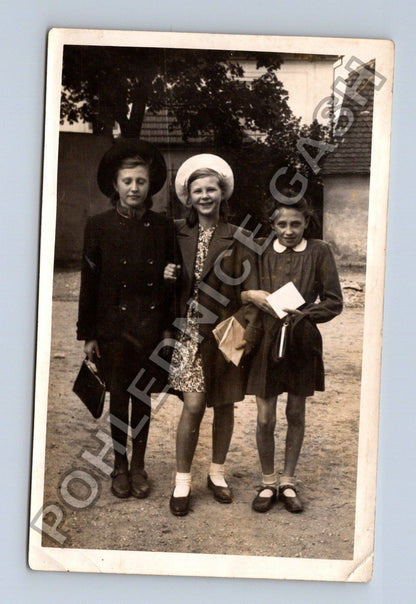 Stará fotografie tři školou povinné dívky s knihami (BM26278)