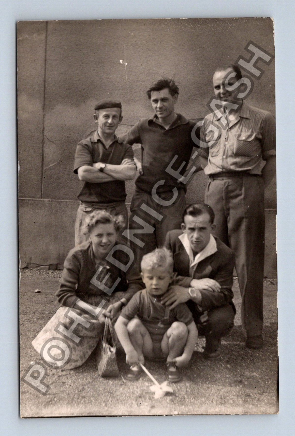 Stará fotografie skupina lidi s dětmi venku (BM26281)
