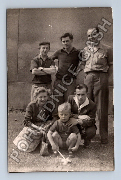 Stará fotografie skupina lidi s dětmi venku (BM26281)