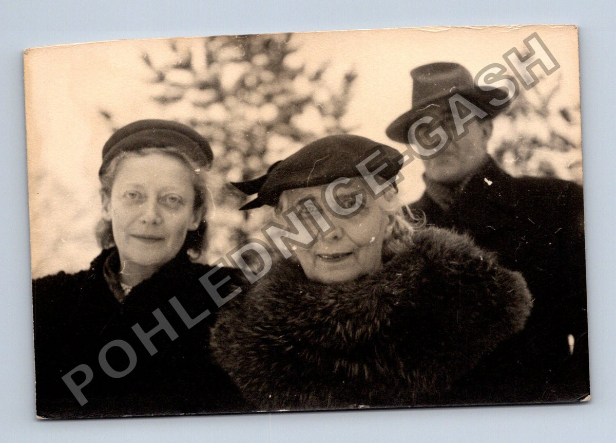 Stará fotografie tři osoby v zimní krajině (BM26286)