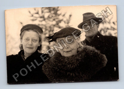 Stará fotografie tři osoby v zimní krajině (BM26286)
