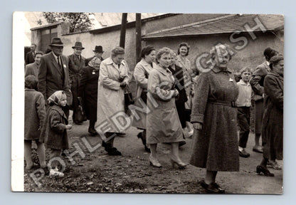 Stará fotografie skupina lidí v kabátech venku (BM26295)
