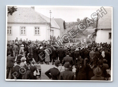Stará fotografie shromáždění lidí před domy (BM26303)