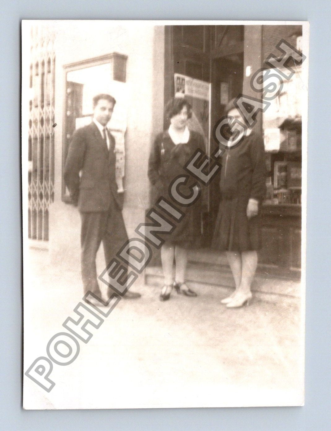 Stará fotografie tři osoby před budovou (BM26312)
