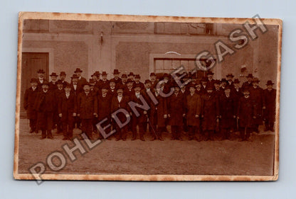 Stará fotografie skupina mužů v oblecích před budovou (BM26313)