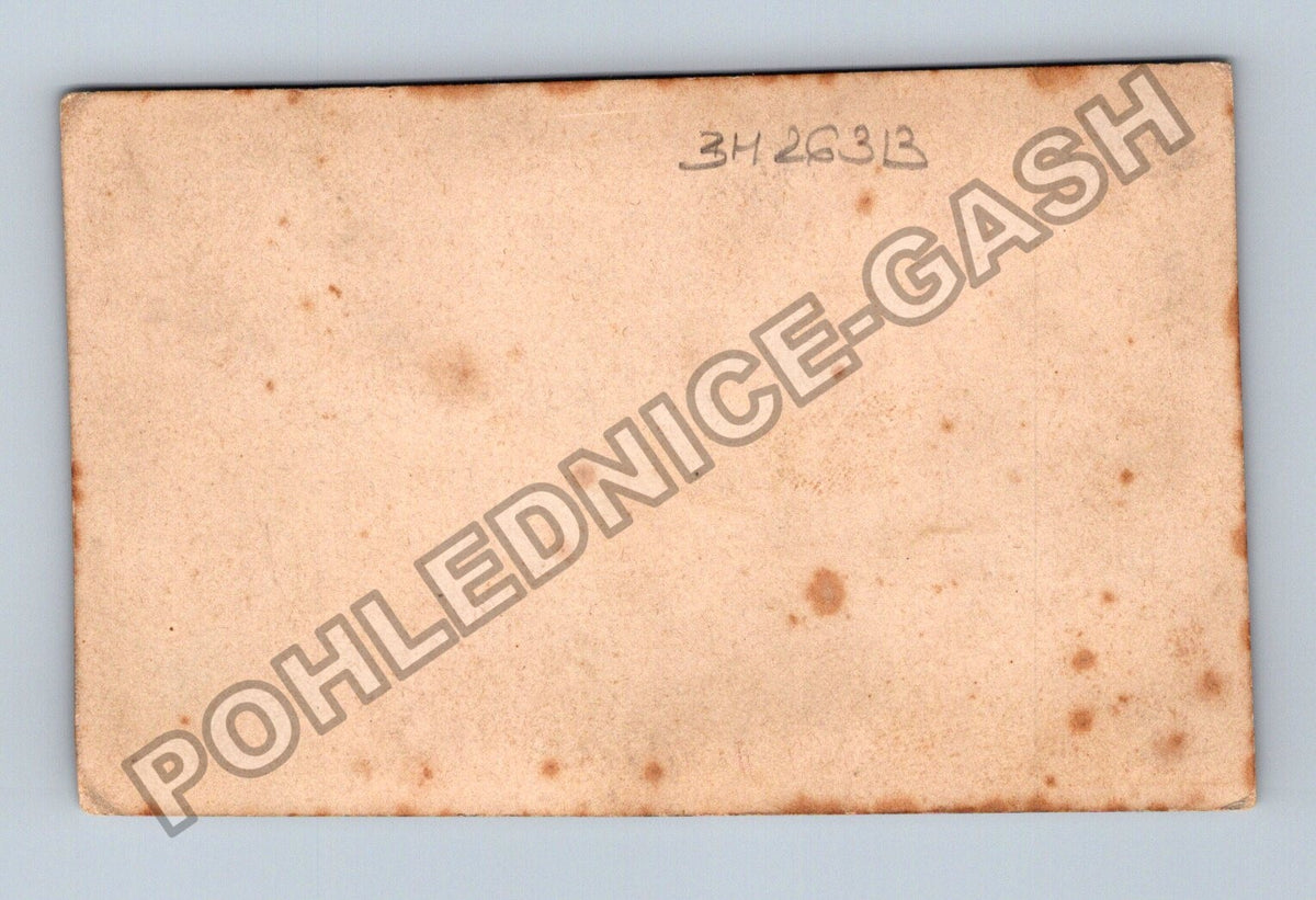 Stará fotografie skupina mužů v oblecích před budovou (BM26313)