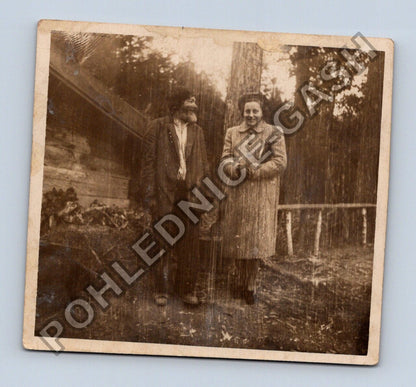 Pohlednice dvě osoby venku dřevěná chata (BM26315)