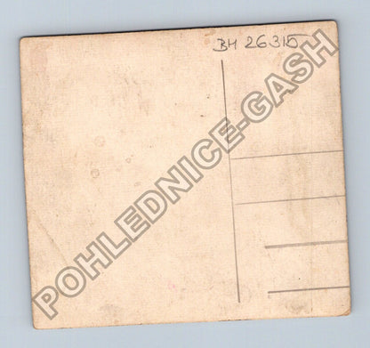 Pohlednice dvě osoby venku dřevěná chata (BM26315)