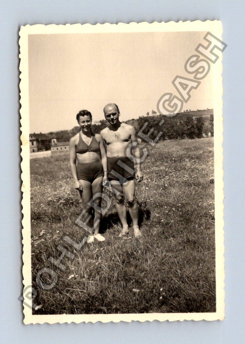 Stará fotografie dvou lidí v plavkách venku (BM26316)