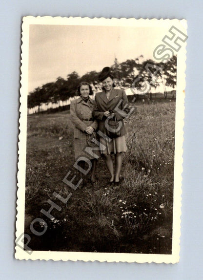 Stará fotografie dvě ženy v krajině (BM26317)