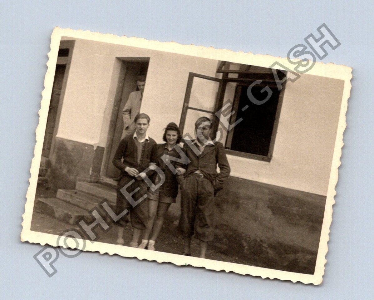 Stará fotografie tři lidé před domem (BM26318)