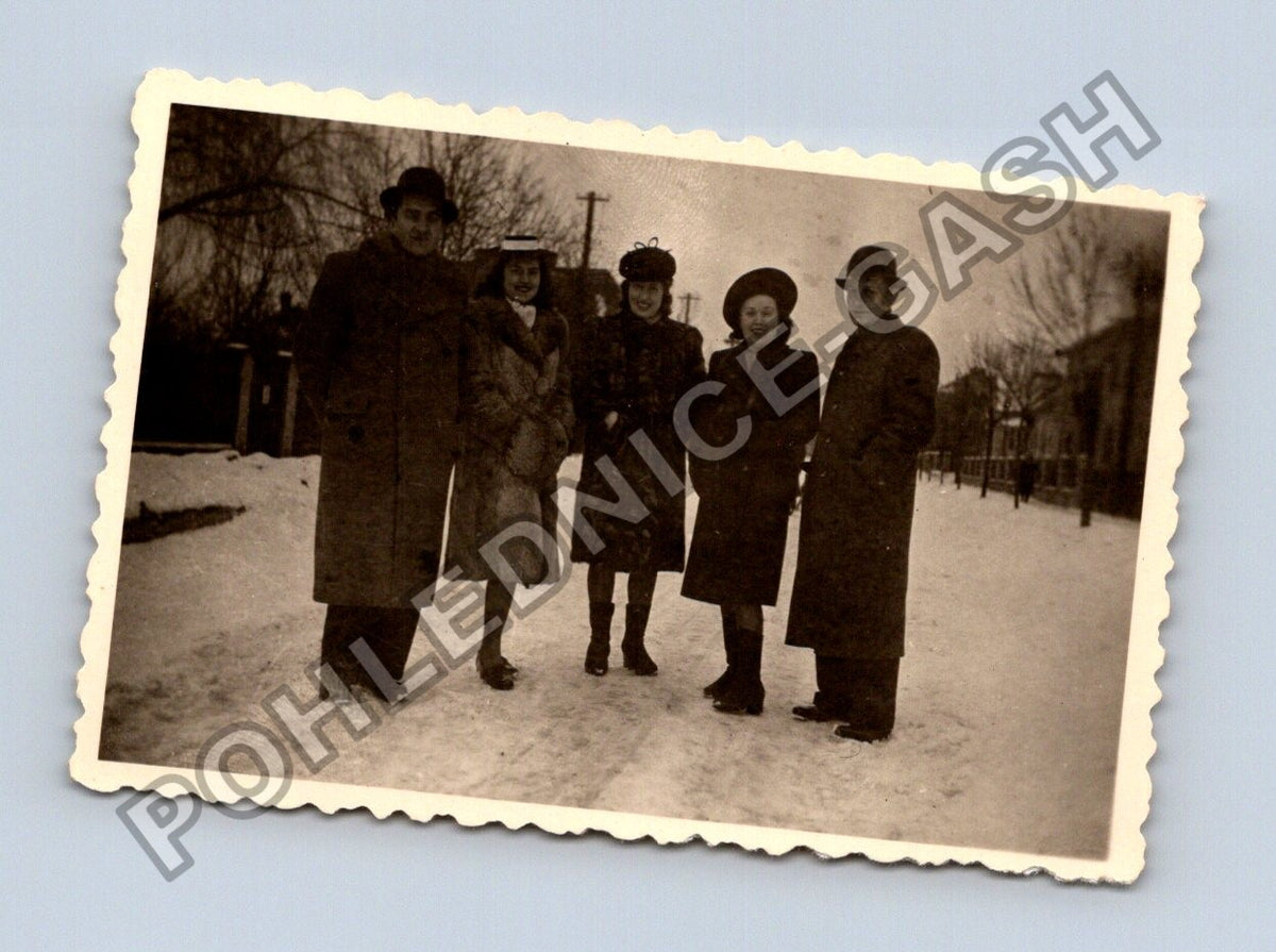 Stará fotografie skupina pěti lidí v zimě (BM26319)