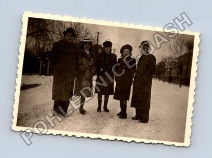 Stará fotografie skupina pěti lidí v zimě (BM26319)