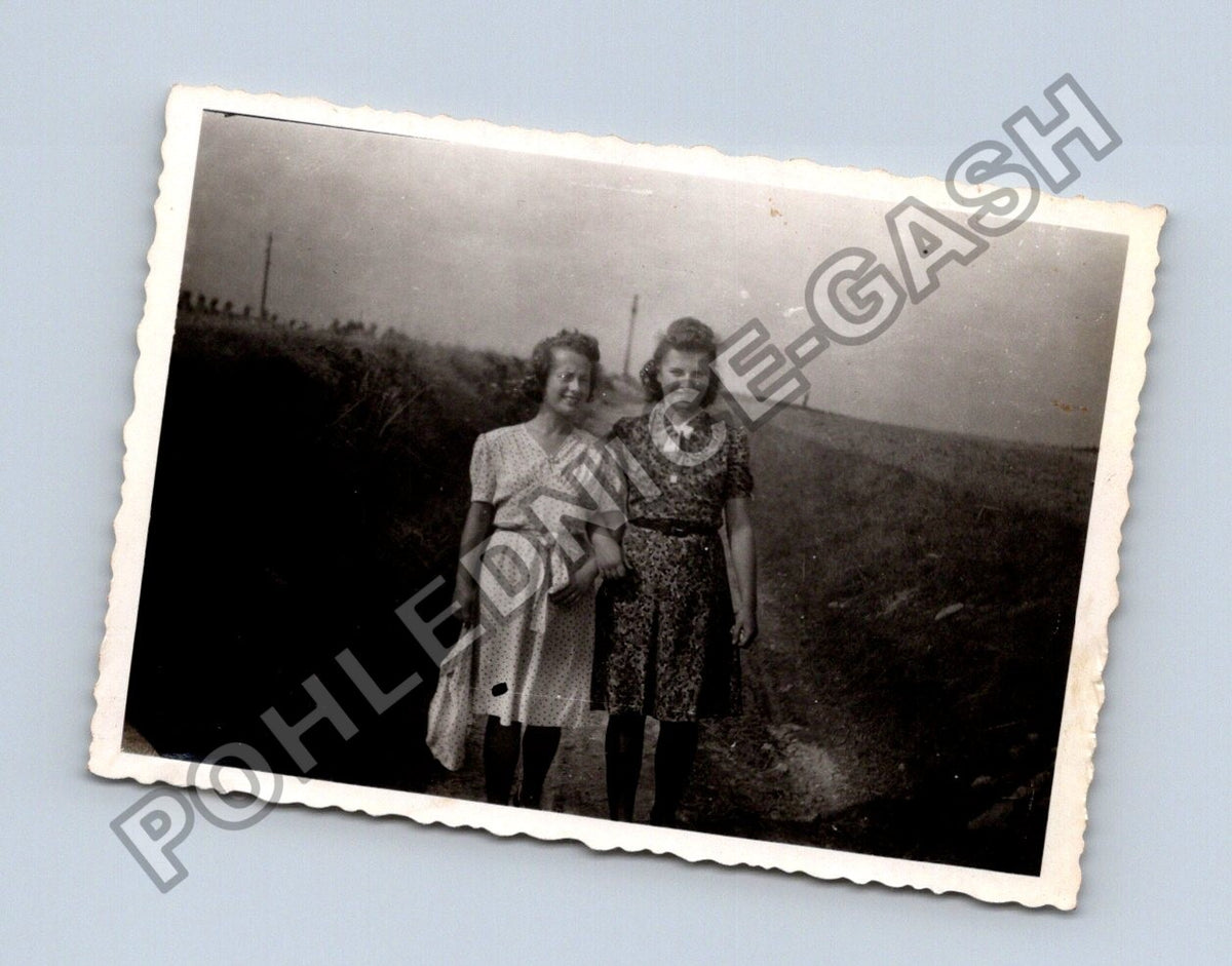 Stará fotografie Neveřice ženy venku 1942 (BM26321)