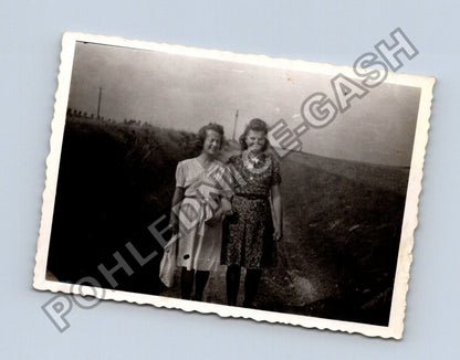 Stará fotografie Neveřice ženy venku 1942 (BM26321)