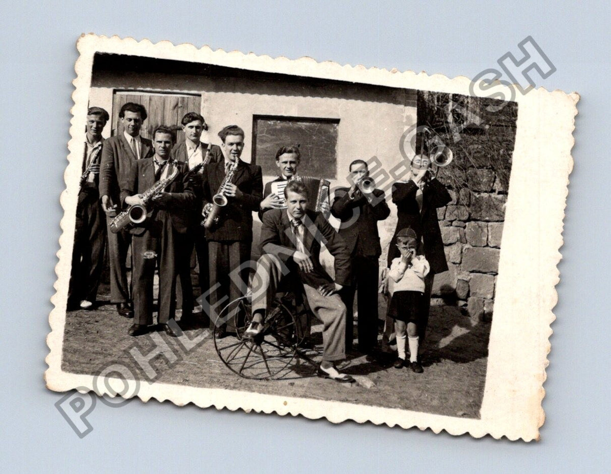 Stará fotografie hudební skupina s dítětem a mužem na vozíku (BM26323)